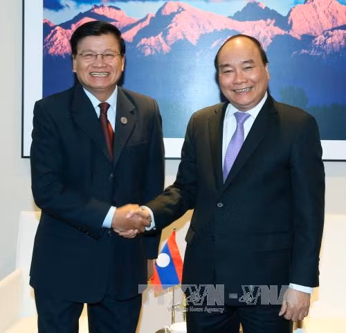 越南政府总理阮春福会见老挝总理通伦 ảnh 1