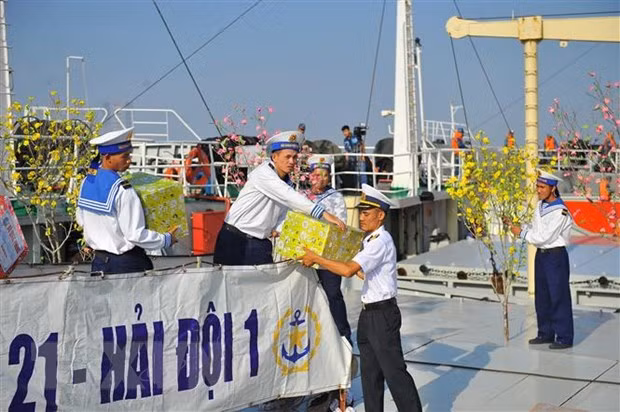 向DK 1海上高脚屋和昆岛县战士和居民送去春节温暖 ảnh 2 向DK 1海上高脚屋和昆岛县战士和居民送去春节温暖 ảnh 2
