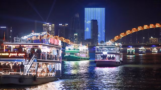 岘港市重启韩江夜游活动 ảnh 1 岘港市重启韩江夜游活动 ảnh 1