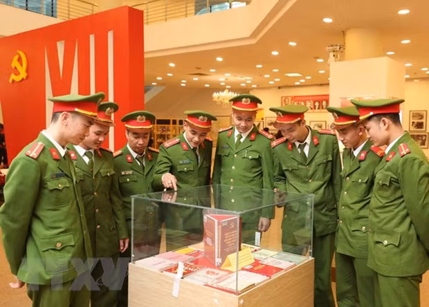 阮春福总理：人民公安情报力量坚定不移坚持党的的绝对领导 ảnh 2