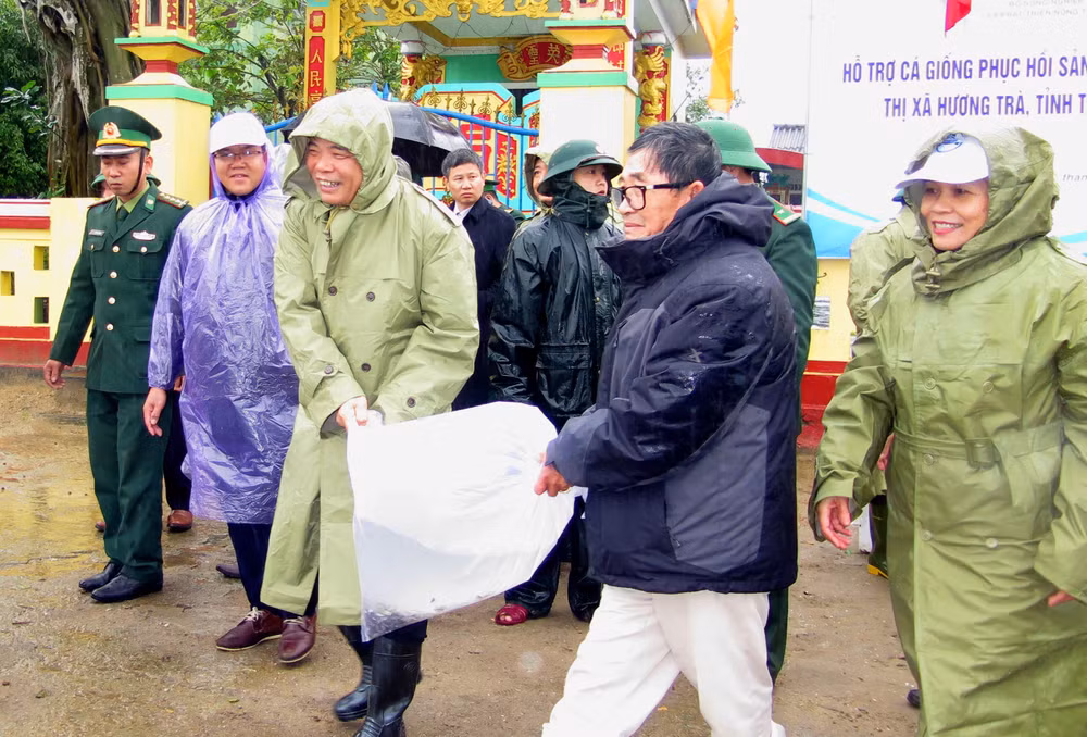 农业与农村发展部部长阮春强看望慰问受灾害影响的民众 ảnh 2 农业与农村发展部部长阮春强看望慰问受灾害影响的民众 ảnh 2