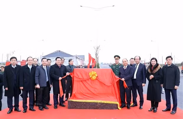 越南政府总理阮春福出席3号环路与河内——海防高速公路立交桥的落成典礼 ảnh 1 越南政府总理阮春福出席3号环路与河内——海防高速公路立交桥的落成典礼 ảnh 1