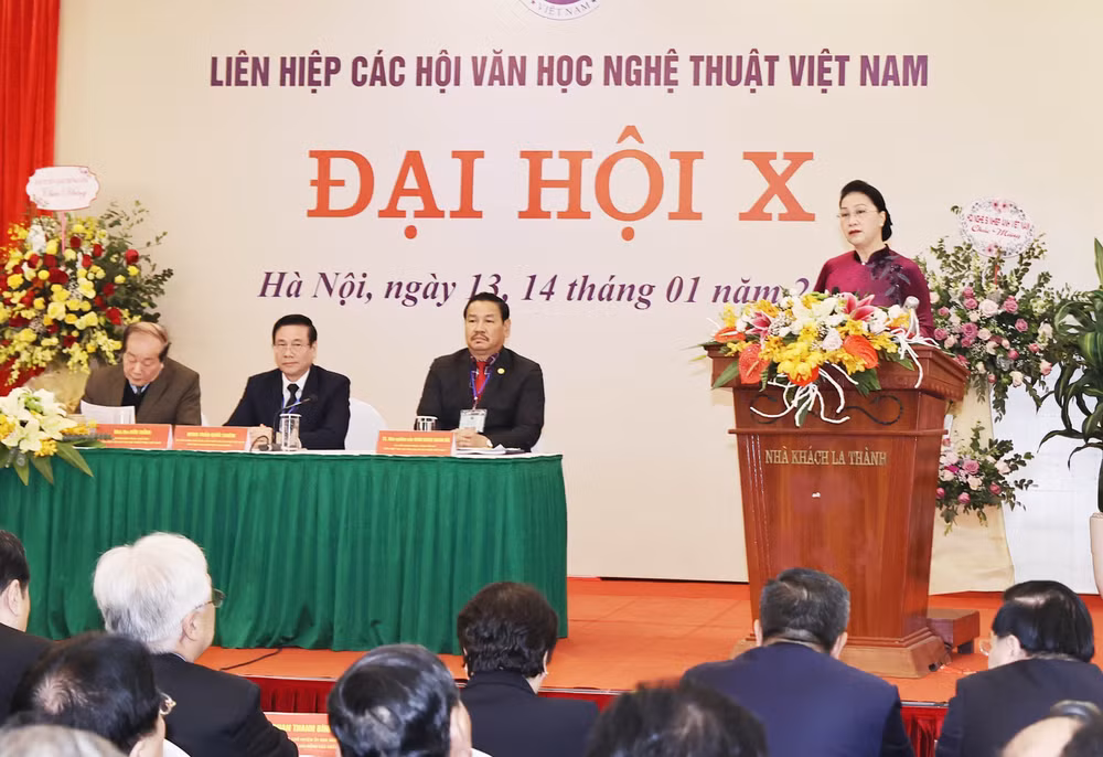 越南国会主席阮氏金银出席越南文学艺术协会联合会全国代表大会 ảnh 1 越南国会主席阮氏金银出席越南文学艺术协会联合会全国代表大会 ảnh 1