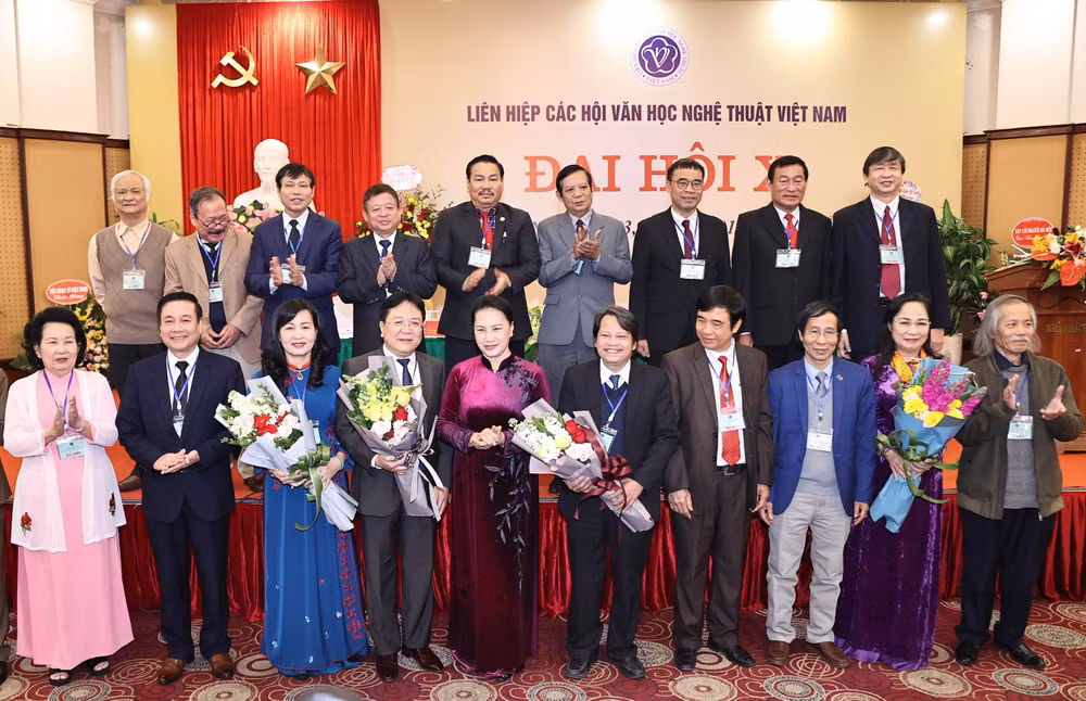 越南国会主席阮氏金银出席越南文学艺术协会联合会全国代表大会 ảnh 2 越南国会主席阮氏金银出席越南文学艺术协会联合会全国代表大会 ảnh 2