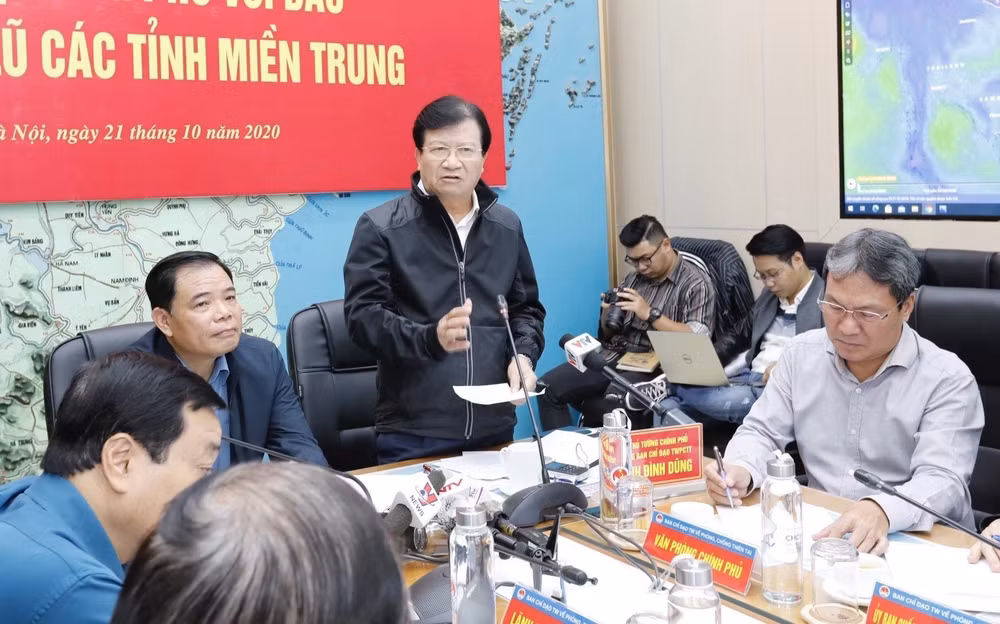 政府副总理郑廷勇:主动制定第8号台风应急预案 集中救助中部受灾群众 ảnh 1 政府副总理郑廷勇:主动制定第8号台风应急预案 集中救助中部受灾群众 ảnh 1