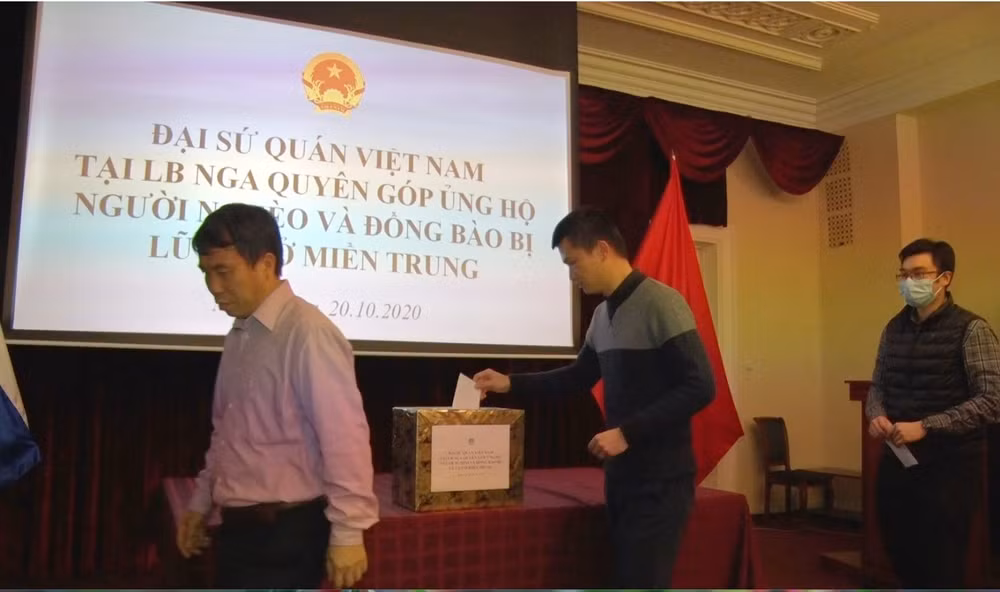 旅外越南人纷纷举行爱心捐款活动 帮助中部灾民开展灾后重建工作 ảnh 2