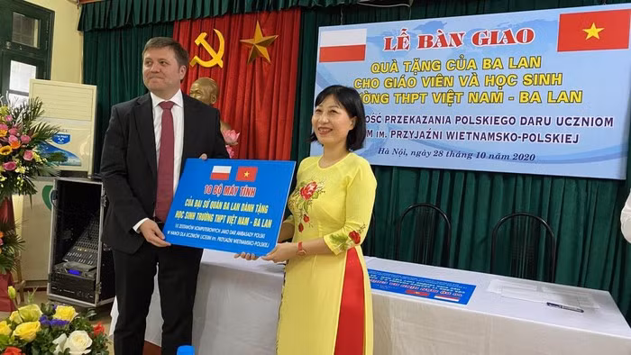 波兰驻越大使馆援助越南-波兰高中学校教学设备 ảnh 1 波兰驻越大使馆援助越南-波兰高中学校教学设备 ảnh 1