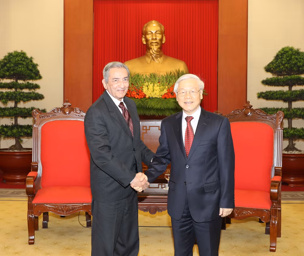 越共中央总书记阮富仲会见古巴共产党代表团 ảnh 1 越共中央总书记阮富仲会见古巴共产党代表团 ảnh 1