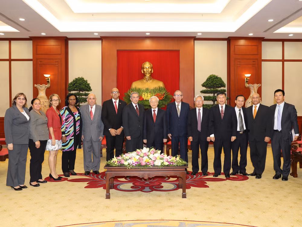 越共中央总书记阮富仲会见古巴共产党代表团 ảnh 2 越共中央总书记阮富仲会见古巴共产党代表团 ảnh 2