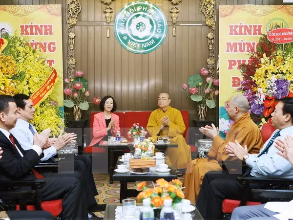 越共中央民运部长张氏梅探访越南佛教协会第一办公室神职人员 ảnh 1