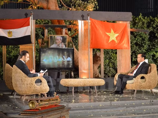 介绍胡志明主席事业生涯和越南风土人情节目在埃及国家电视台直播 ảnh 1