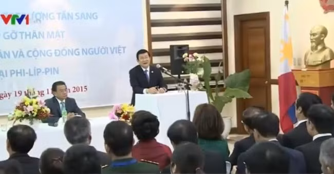 张晋创主席同越南驻菲律宾大使馆干部人员举行亲切交谈 ảnh 1