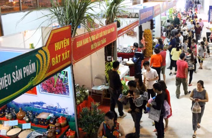2015年越中国际贸易旅游展销会颇受游客的关注 ảnh 1 2015年越中国际贸易旅游展销会颇受游客的关注 ảnh 1