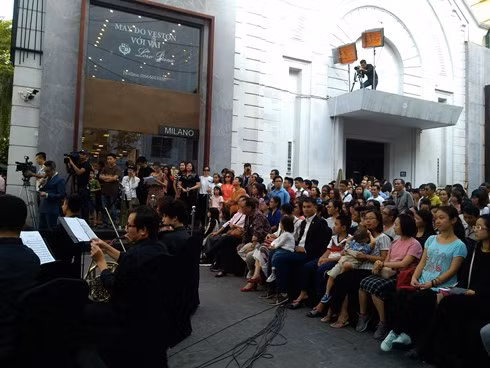 2015年秋冬季罗拉演唱会吸引首都河内众多市民参加 ảnh 1