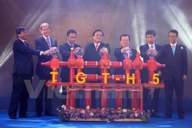 越南白犀牛油田H5钻井台出油仪式在胡志明举行 ảnh 1 越南白犀牛油田H5钻井台出油仪式在胡志明举行 ảnh 1