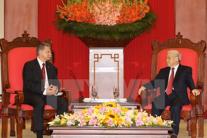 越共中央总书记阮富仲会见匈牙利国会主席克韦尔 ảnh 1