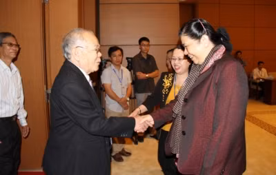 越南国会副主席丛氏放会见同奈省历届国会代表团 ảnh 1