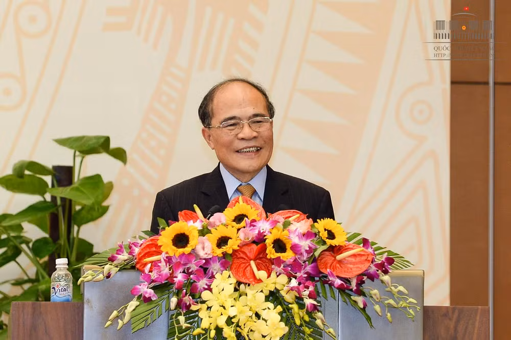 越南国会主席阮生雄出席综合部门行业先进模范表彰大会 ảnh 1 越南国会主席阮生雄出席综合部门行业先进模范表彰大会 ảnh 1