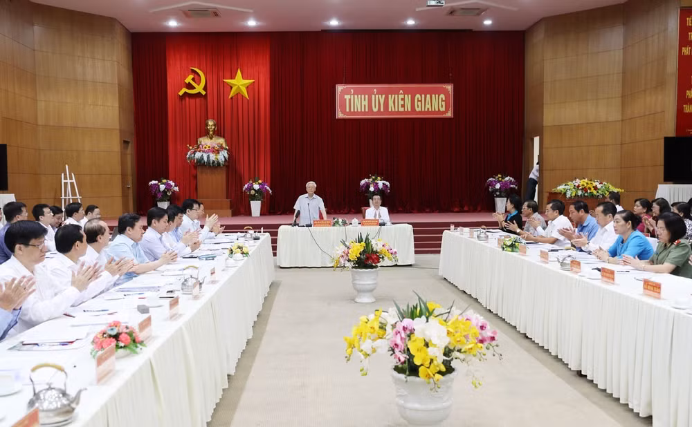 阮富仲:坚江省以经济发展为中心、以党建为核心 实现全面发展 ảnh 1 阮富仲:坚江省以经济发展为中心、以党建为核心 实现全面发展 ảnh 1