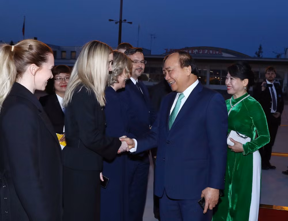 越南政府总理阮春福圆满结束对罗马尼亚和捷克的正式访问 ảnh 1 越南政府总理阮春福圆满结束对罗马尼亚和捷克的正式访问 ảnh 1
