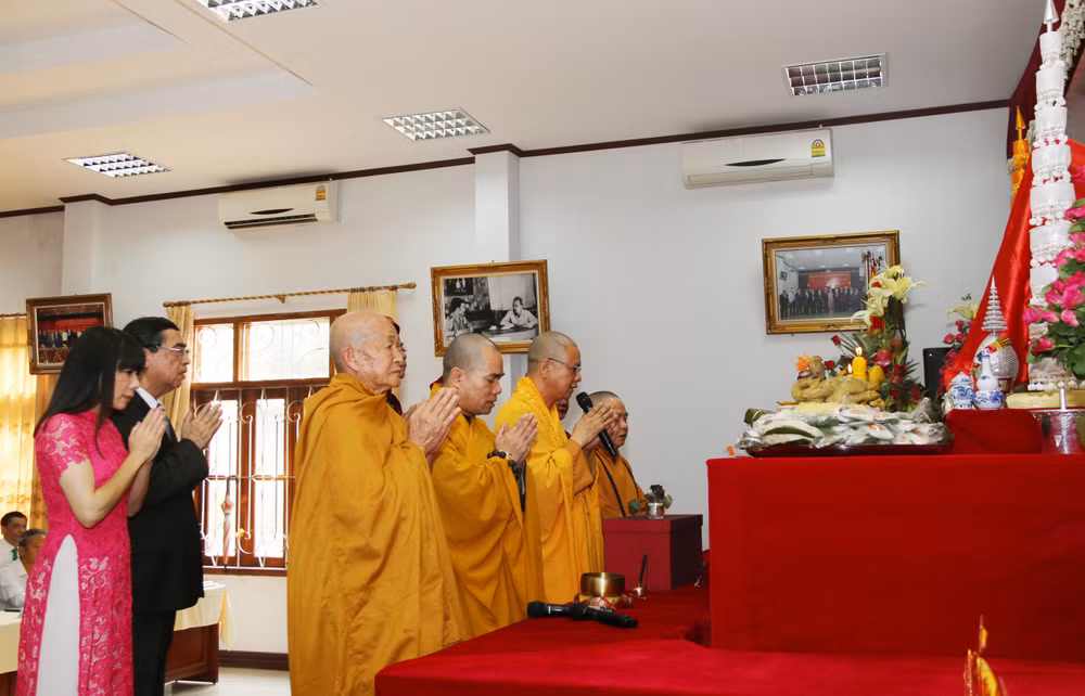 雄王祭祖日活动首次在老挝举行 ảnh 1