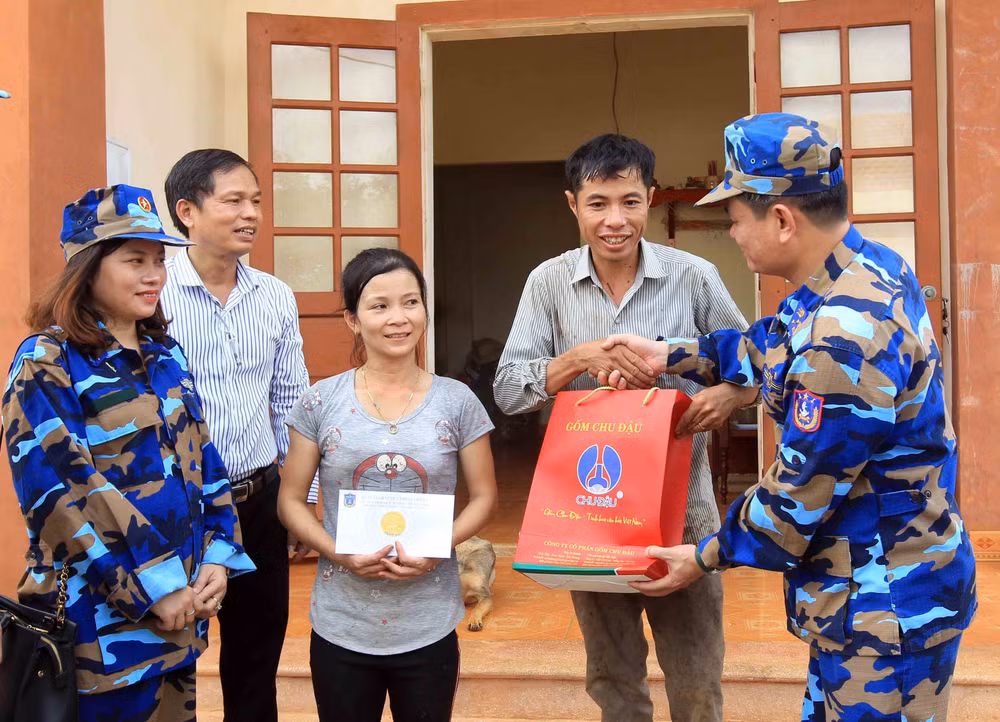 越南海警与渔民同行 ảnh 1 越南海警与渔民同行 ảnh 1
