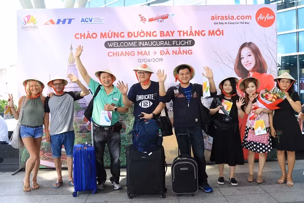 亚洲航空从泰国直飞岘港首个航班的游客来到中部各省参观旅游 ảnh 1 亚洲航空从泰国直飞岘港首个航班的游客来到中部各省参观旅游 ảnh 1