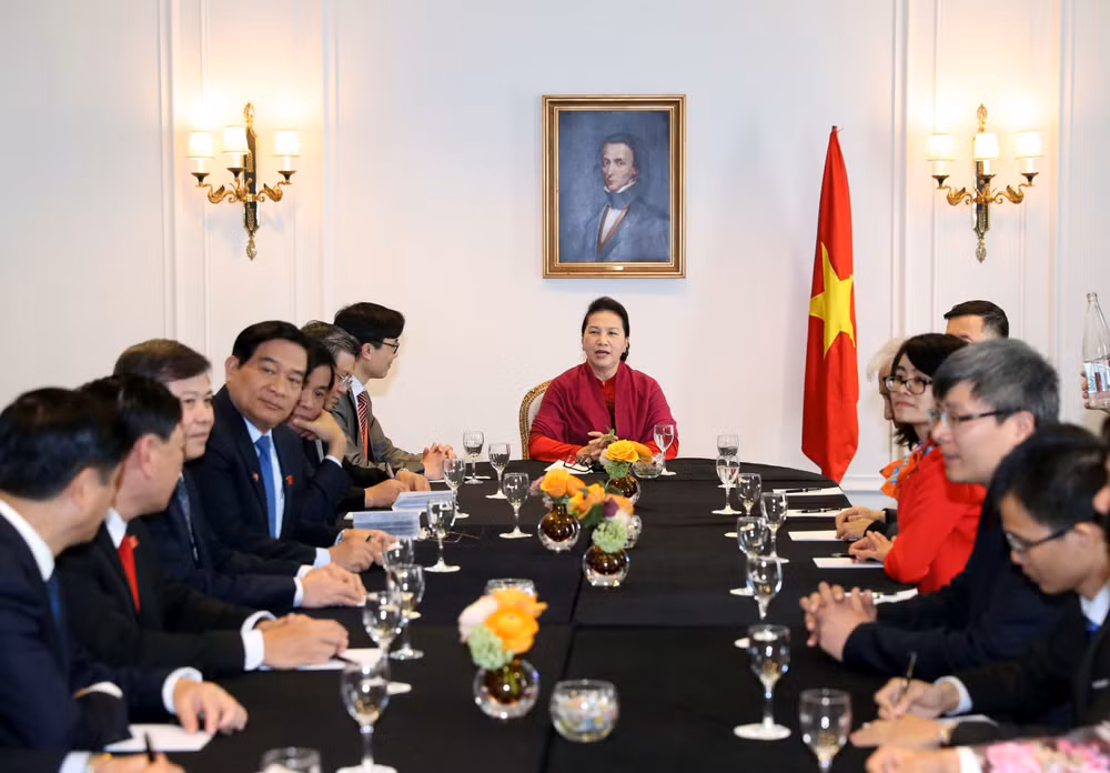 阮氏金银与越南全球领导者论坛组委会举行会面 ảnh 1 阮氏金银与越南全球领导者论坛组委会举行会面 ảnh 1