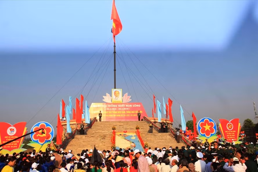 “江山统一”升旗仪式在广治省隆重举行 ảnh 1