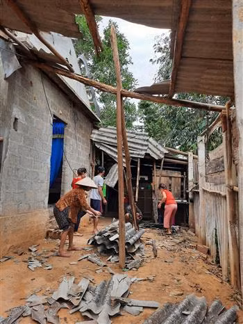 第五号台风对越南中部各地造成严重的人员和财产损失 ảnh 2 第五号台风对越南中部各地造成严重的人员和财产损失 ảnh 2