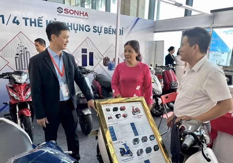 2023年河内市主打工业产品展销会举行 ảnh 1
