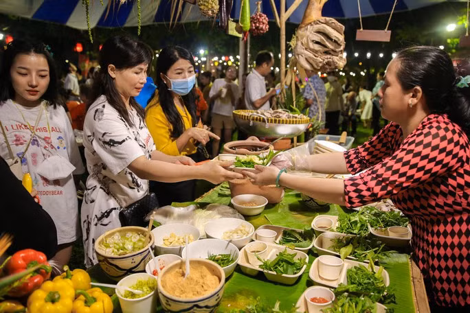 为留住游客脚步胡志明市力争挖掘美食街潜力 ảnh 2 为留住游客脚步胡志明市力争挖掘美食街潜力 ảnh 2