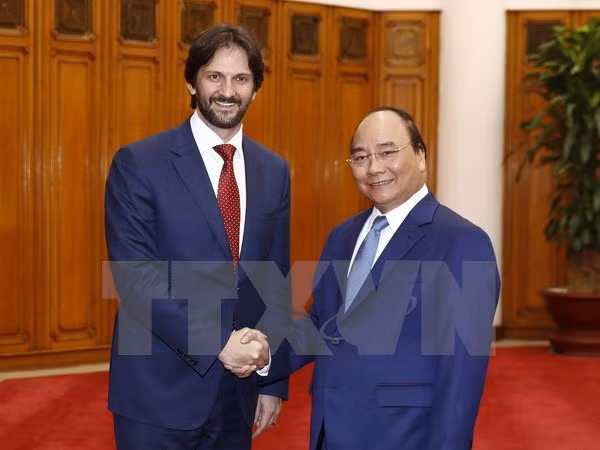 阮春福总理会见斯洛伐克副总理兼内务部部长罗伯特•卡里尼亚克 ảnh 1 阮春福总理会见斯洛伐克副总理兼内务部部长罗伯特•卡里尼亚克 ảnh 1