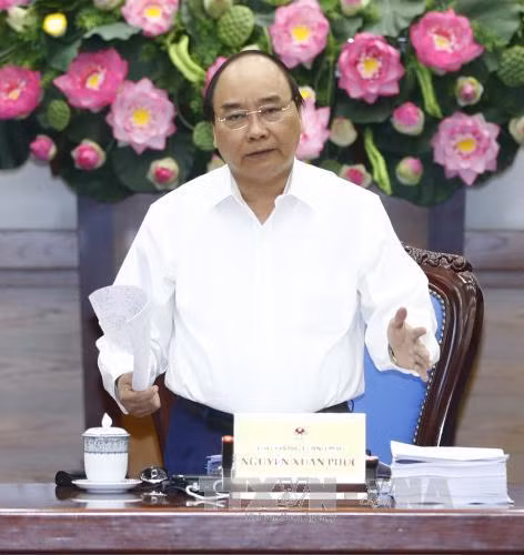 阮春福总理：尽力帮助企业解决困难 推动经济增长 ảnh 1
