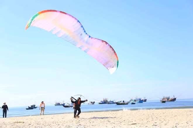 100多名飞行员参加岘港滑翔伞公开赛 ảnh 2 100多名飞行员参加岘港滑翔伞公开赛 ảnh 2