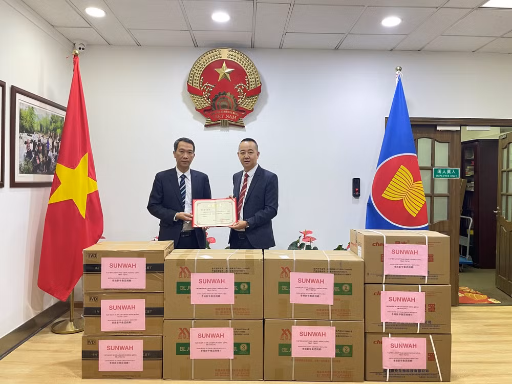 中国香港新华集团向越南北部省份捐赠价值20万美元的抗疫物资 ảnh 2 中国香港新华集团向越南北部省份捐赠价值20万美元的抗疫物资 ảnh 2