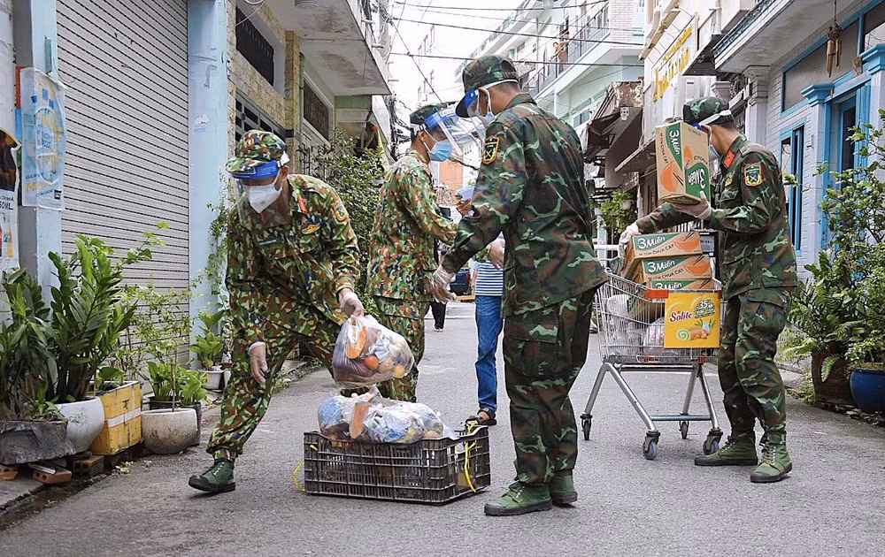 人民军战士为疫情高发区群众提供民生保障 ảnh 1 人民军战士为疫情高发区群众提供民生保障 ảnh 1