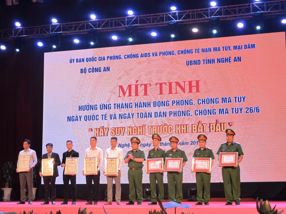 响应国际禁毒日和越南全民禁毒行动月的集会活动在乂安省举行 ảnh 1 响应国际禁毒日和越南全民禁毒行动月的集会活动在乂安省举行 ảnh 1