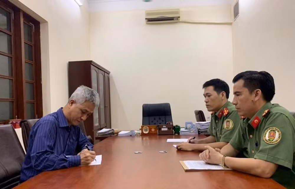 广宁省发现非法居留当导游的两名外国人 ảnh 1 广宁省发现非法居留当导游的两名外国人 ảnh 1