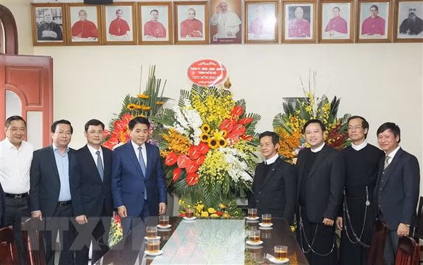 2018年圣诞节:河内市和平阳省领导看望慰问天主教神职人员和信徒 ảnh 1 2018年圣诞节:河内市和平阳省领导看望慰问天主教神职人员和信徒 ảnh 1