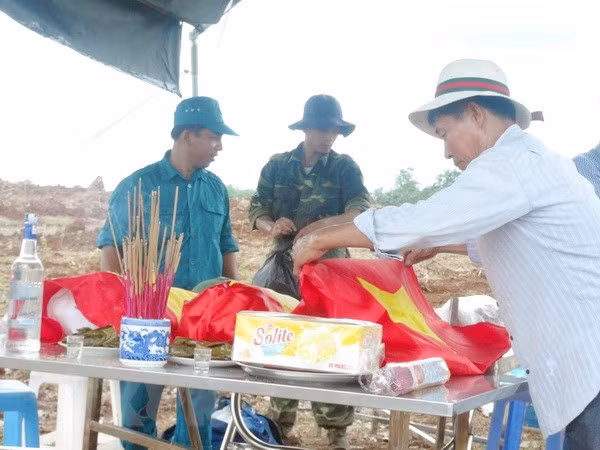 为在老挝牺牲的30具越南专家和志愿军遗骸举行归国仪式 ảnh 1 为在老挝牺牲的30具越南专家和志愿军遗骸举行归国仪式 ảnh 1