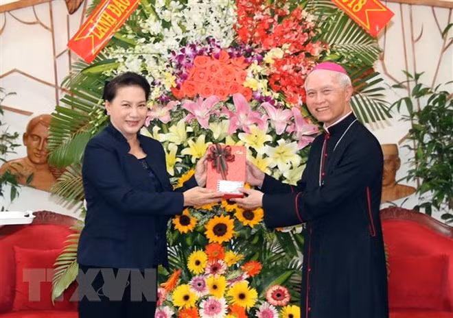 国会主席阮氏金银圣诞节前走访慰问同奈省天主教人士 ảnh 2 国会主席阮氏金银圣诞节前走访慰问同奈省天主教人士 ảnh 2
