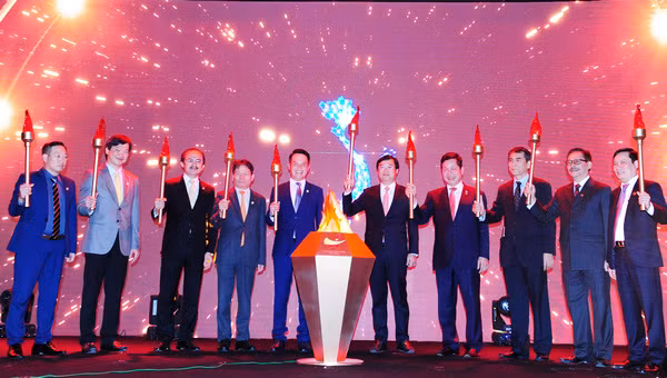 越南青年企业家运动25周年纪念典礼在河内举行 ảnh 1 越南青年企业家运动25周年纪念典礼在河内举行 ảnh 1