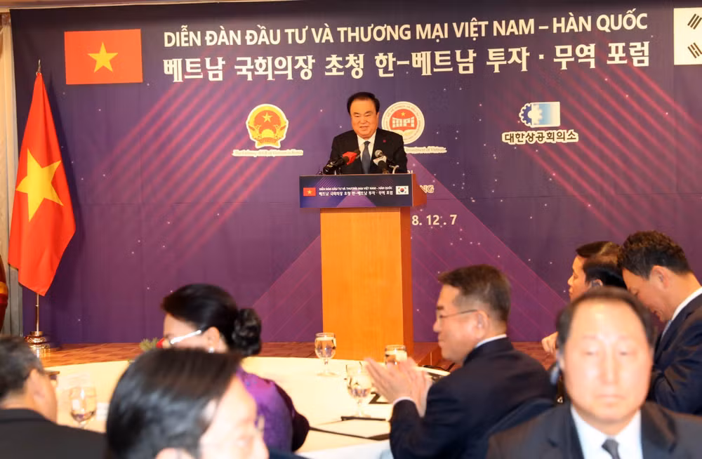 越南国会主席阮氏金银与韩国国会议长文喜相出席越韩投资贸易论坛 ảnh 1 越南国会主席阮氏金银与韩国国会议长文喜相出席越韩投资贸易论坛 ảnh 1