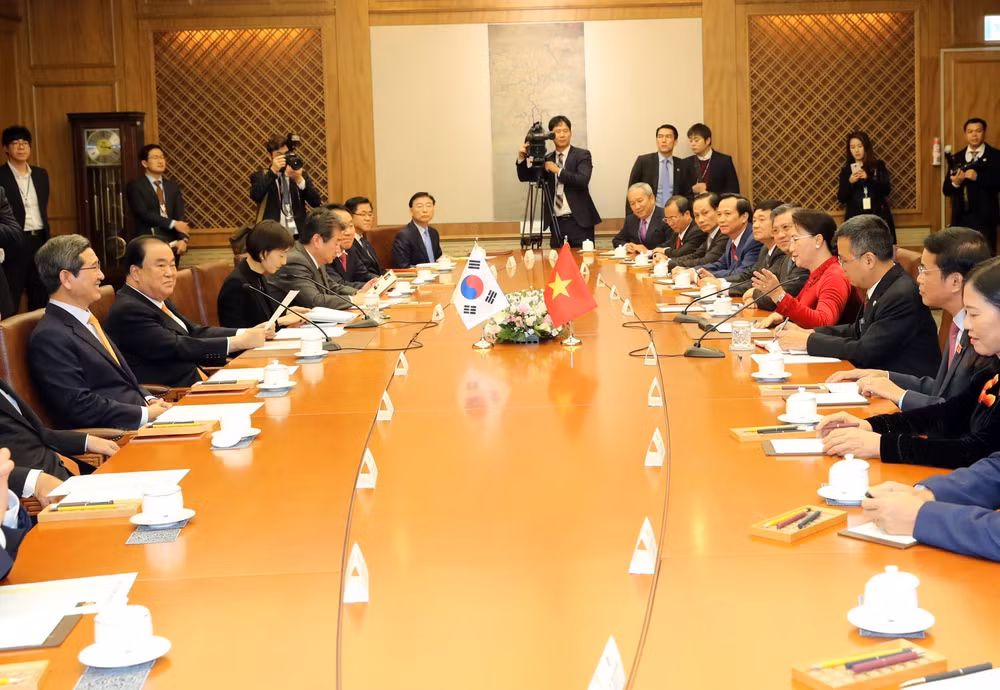 越南国会主席阮氏金银与韩国国会议长文喜相举行会谈 ảnh 2 越南国会主席阮氏金银与韩国国会议长文喜相举行会谈 ảnh 2