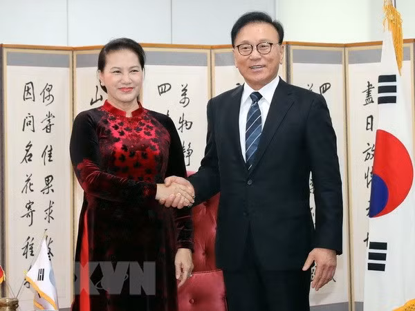 阮氏金银会见越南驻韩国釜山和庆尚南道地区名誉总领事 ảnh 1 阮氏金银会见越南驻韩国釜山和庆尚南道地区名誉总领事 ảnh 1