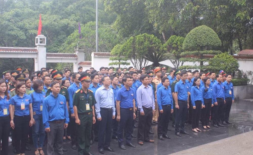越南政府总理阮春福出席“不死之花”艺术晚会 ảnh 2