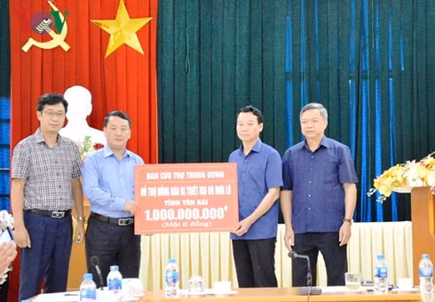 越南祖国阵线向安沛省拨出10亿越盾 用于灾后恢复重建工作 ảnh 1 越南祖国阵线向安沛省拨出10亿越盾 用于灾后恢复重建工作 ảnh 1