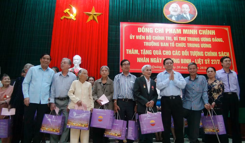 越南领导代表组团探访慰问广治和清化两省优抚家庭 ảnh 1 越南领导代表组团探访慰问广治和清化两省优抚家庭 ảnh 1