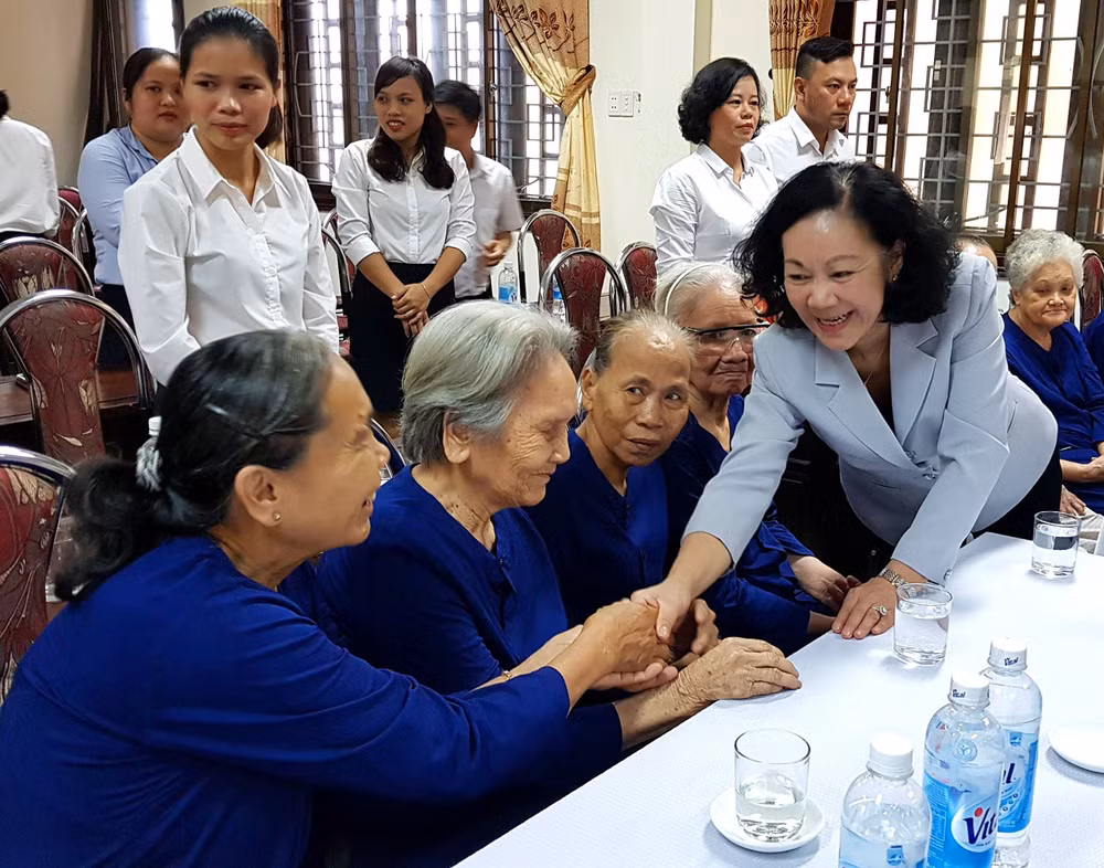 张氏梅向承天顺化省战争时期有功人员赠送慰问品 ảnh 2 张氏梅向承天顺化省战争时期有功人员赠送慰问品 ảnh 2